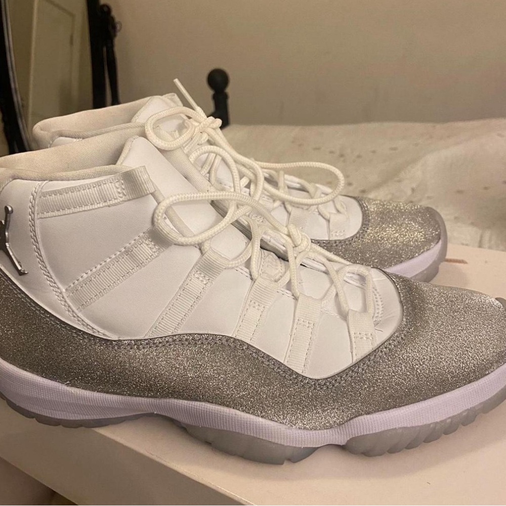 Jordan 11 Retro High "Vast Grey" Metallic Sparkly Silver - Picture 4 of 4